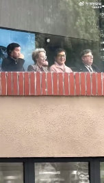 成龙 全部收进成家班成龙撞见网友爬树，不制止反而拿手机拍，还说 “全部收进成家班