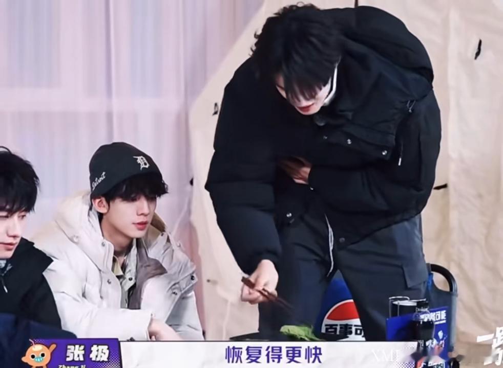朱志鑫偷偷吃火锅底料朱志鑫别说了着急吃呢爆笑名场面，导演滔滔不绝介绍规则，朱志鑫