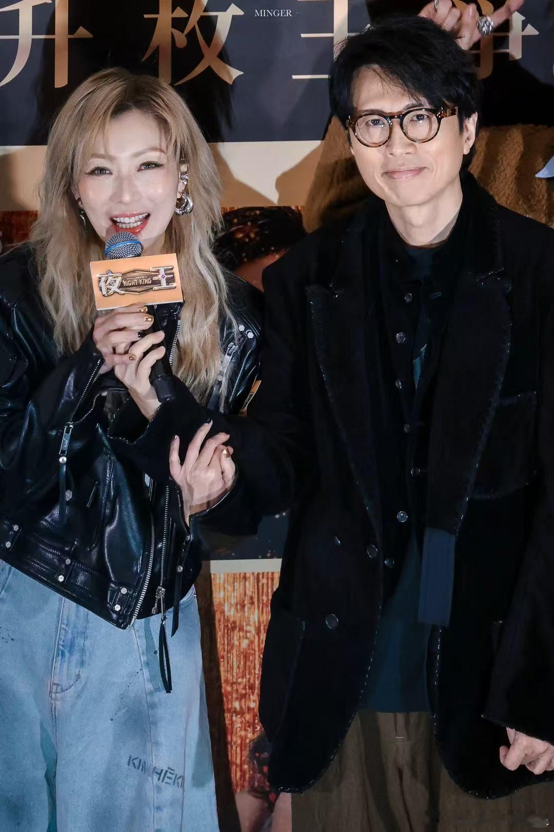 黄子华不仅老了帅了还爱上班了 看预告里子华神偶尔流露出那种有点撒娇的神态，真是越