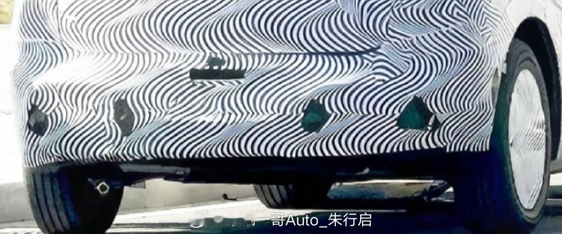 小鹏Mona L03的谍照图曝光内饰主驾位似乎取消了仪表盘底盘采用了独立的后悬设