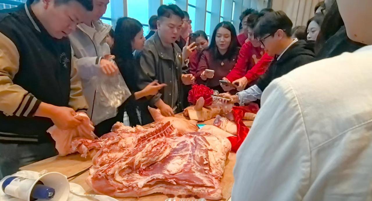 年会卷出新高度！卖猪赚千元是脑洞变现，吃辣赢300斤年猪是硬核实力。比抽空气大奖