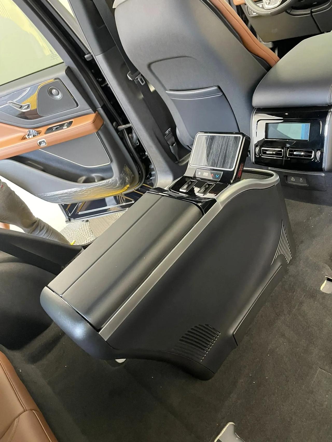 林肯飞行家，装备豪华又先进
作为一款高端SUV，林肯飞行家拥有许多让人惊喜不已的