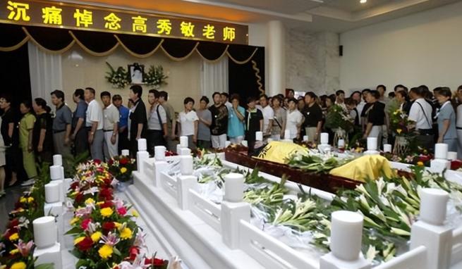 2005年，“插足”何庆魁和张艳茹生活的高秀敏死了，葬礼上，张艳茹对着高秀敏的遗
