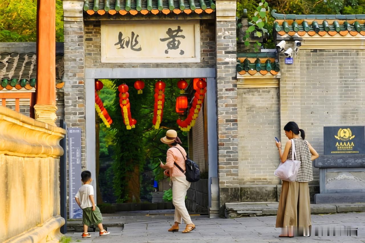 黄姚古镇行摄随笔
晨光破晓，自接龙门开启一日行摄。沿青石板古巷追寻着细碎光影，带