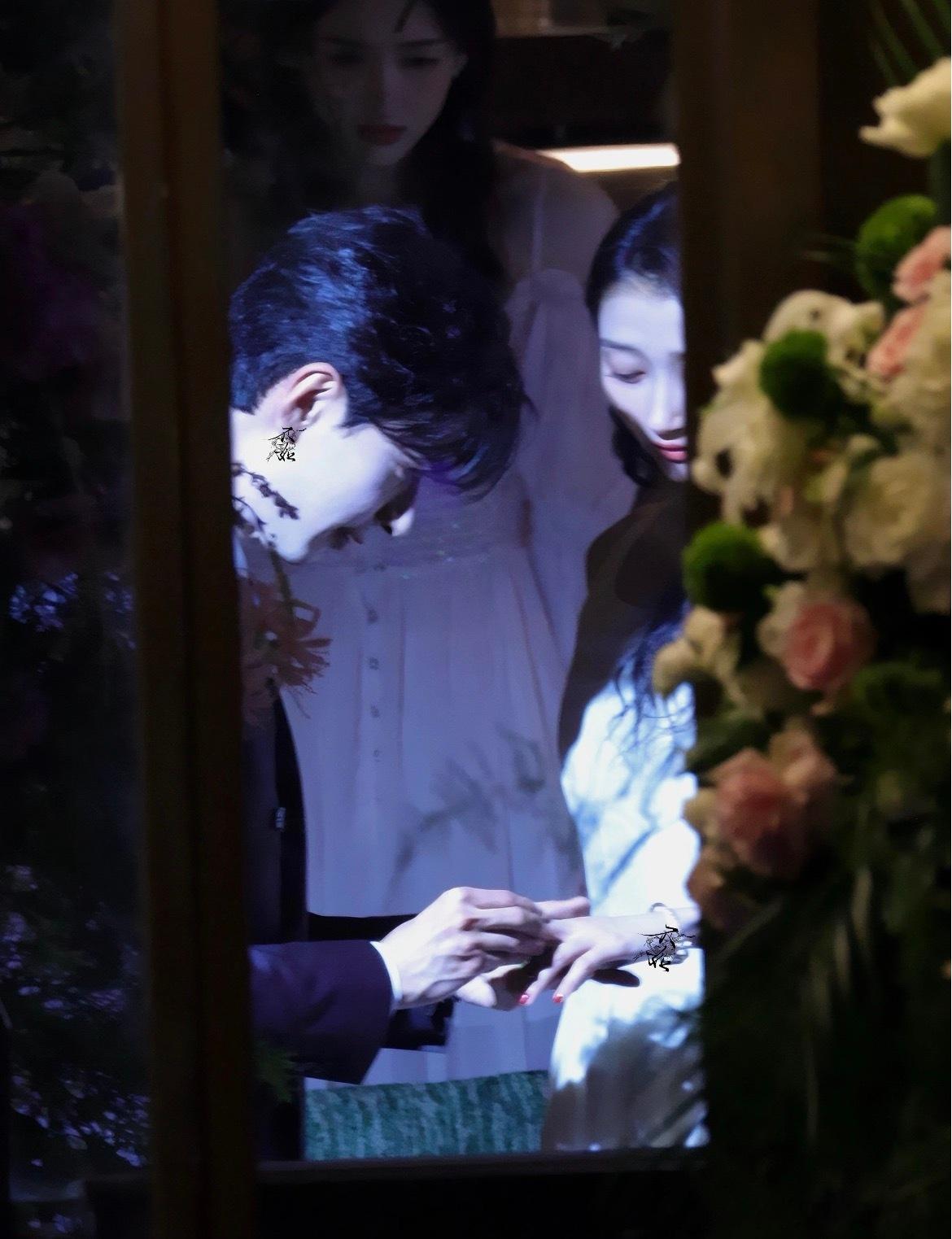 好幸福好甜蜜的画面 上一天班看到这个真的是惬意吧！关晓彤陈星旭求婚吻关晓彤陈星旭