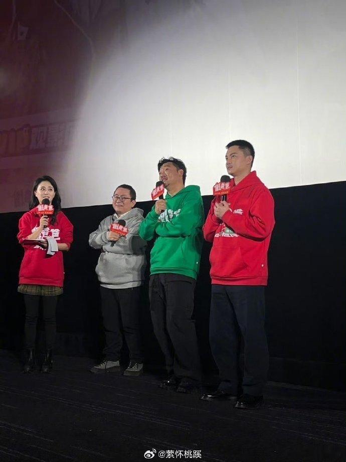 贾冰尹正东北天线宝宝   这是什么神仙梦幻联动！活动现场一亮相，那红配绿的造型直