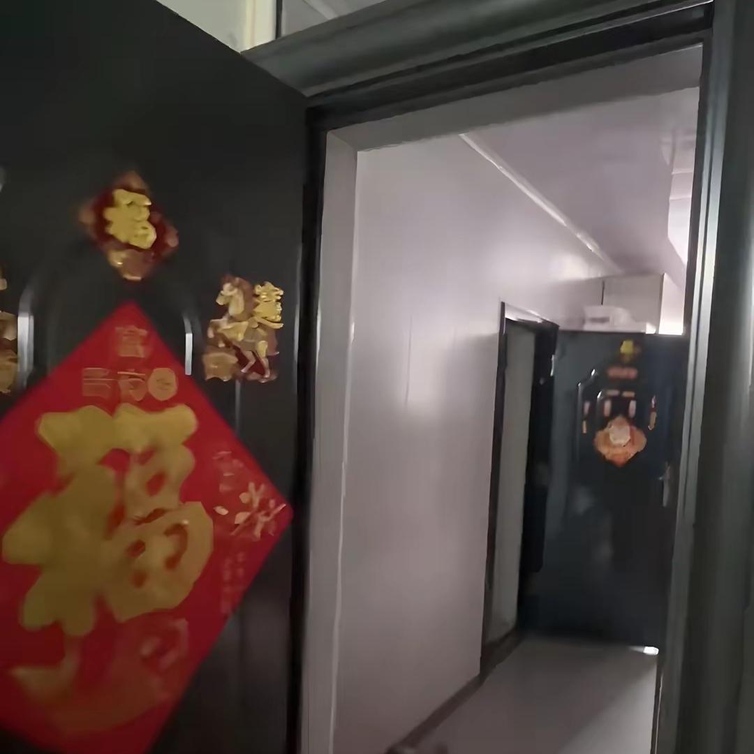 真的活久见！
内蒙古一女子半年没回家，
一开门直接懵圈，公共走廊被邻居全套爆改。