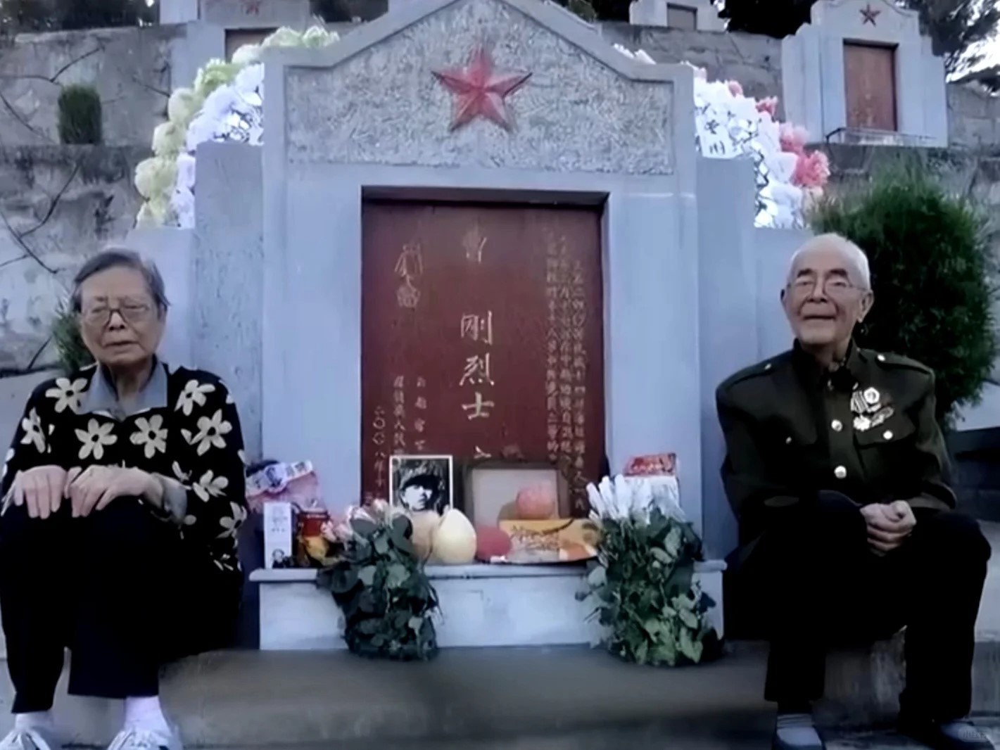 一张让无数中国人泪崩的全家福 你可以选择划走，但请在离开前，为这位18岁的烈士献