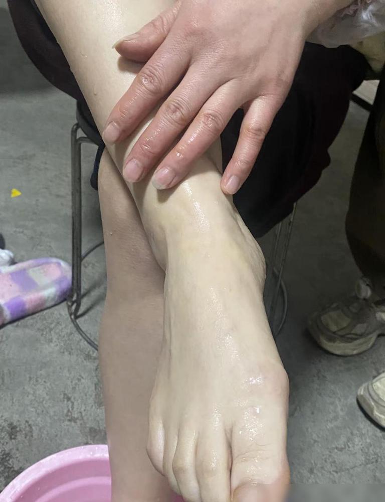 用伺候脸的劲儿去抹脚后跟，纯属是跟那层陈年老茧玩感化游戏，没用的。

你那双脚天