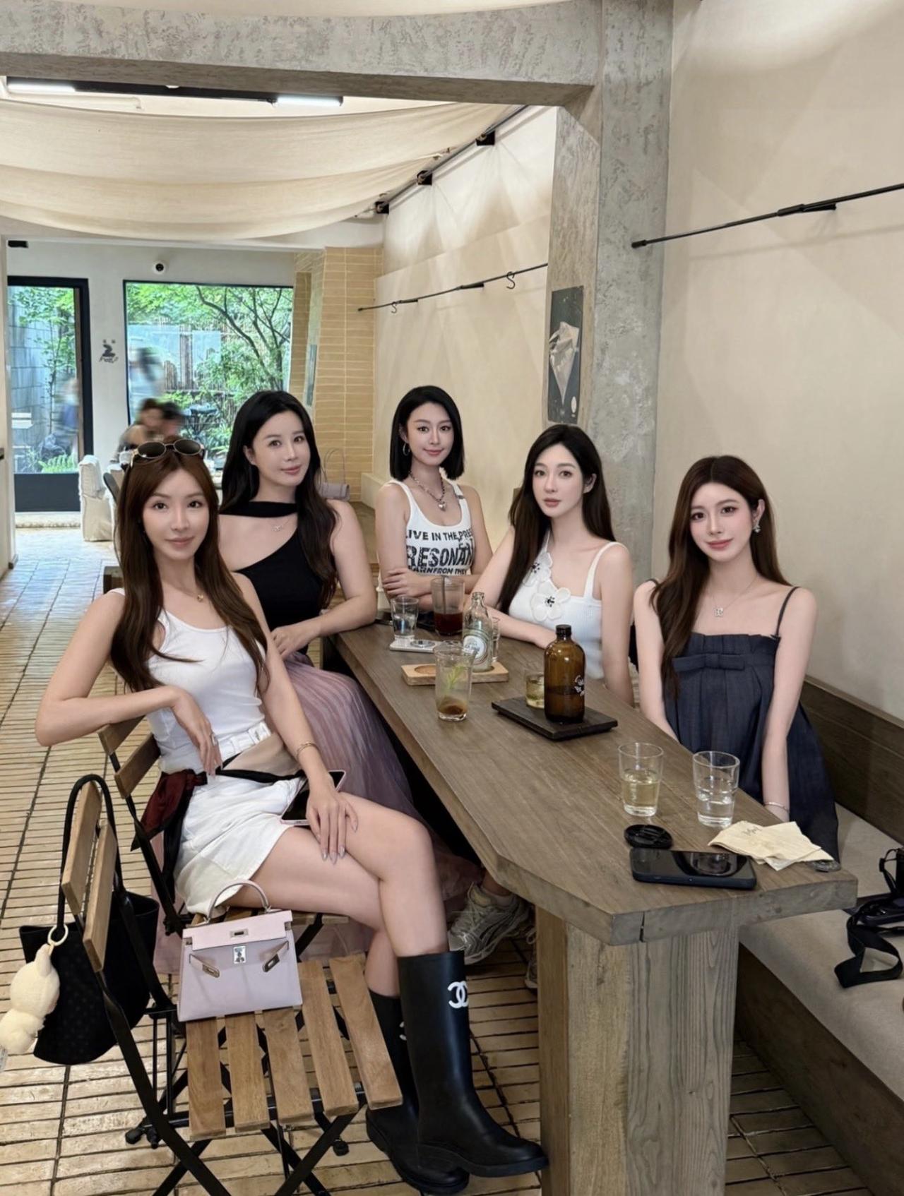 这种局怎么破啊，你但凡和其中一个去谈恋爱，剩下的4个会一起掏空你的钱包，然后击鼓
