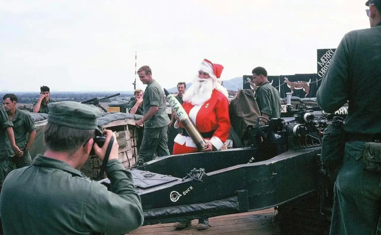 至于弱小国家的民众，他们自然也会有一份圣诞礼物，那就是由圣诞老人亲自发射的炮弹。