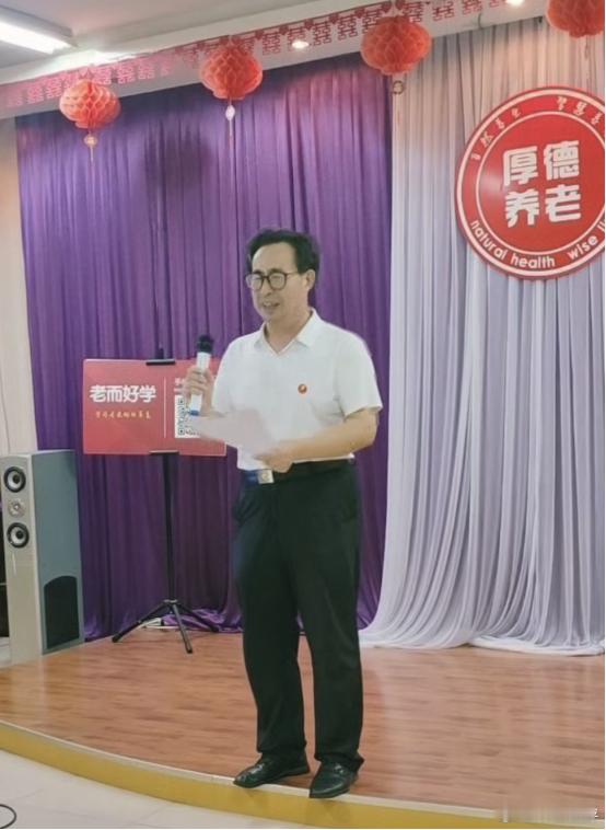【刘懿先生千里迢迢献爱心，来到厚德养老院