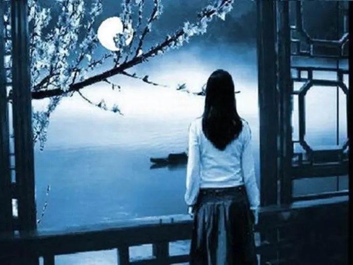 七律•秋夜感怀

青云/赋
皓月如盘透树窥，孤舟寂影素裙垂；
江波潋滟呈娇态，岸