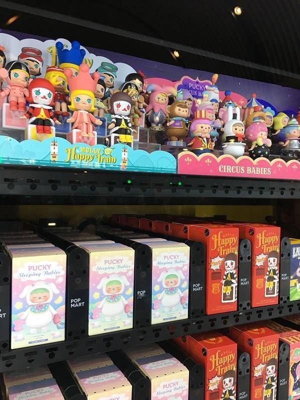 段永平买入泡泡玛特，
开始鼓吹产品这个好那个好，
却忽略了AI大背景下，
智能玩
