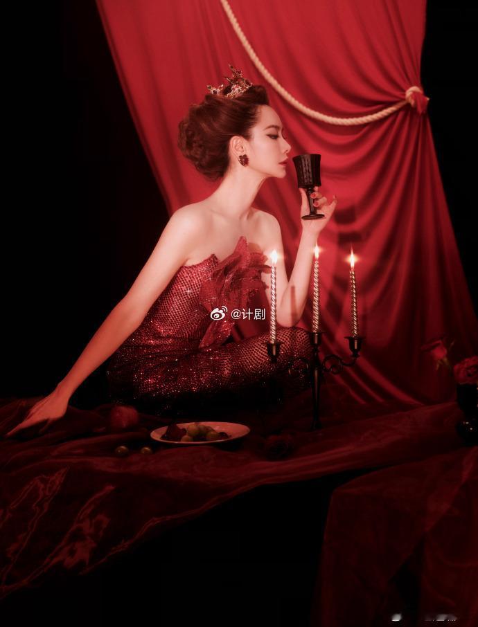 戚薇就是这个后妈味爽 明艳红裙一穿，权威感立刻就有了。不搞那些矫情套路，拽而有范