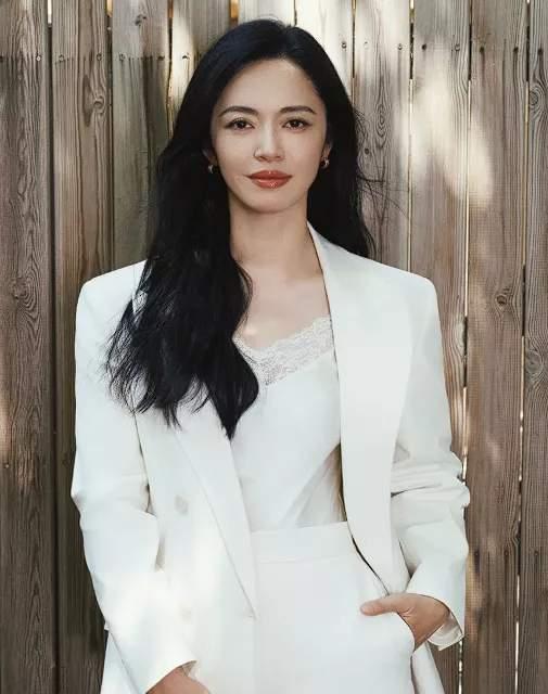 姚晨和曹郁官宣离婚，热搜直接爆了。这次没撕没闹，就一句“会共同守护孩子”，倒显得