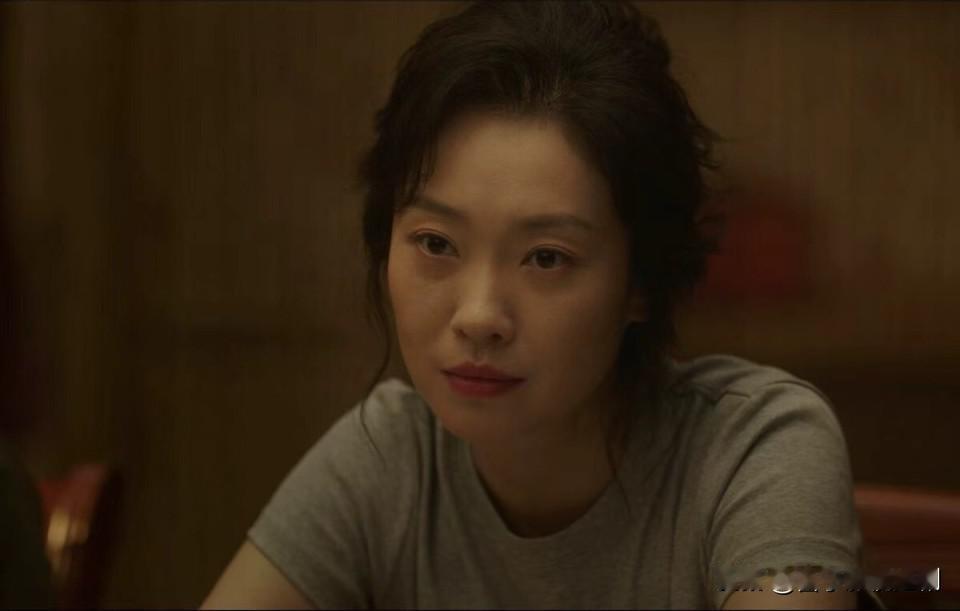 41岁的王佳佳，终于在这个冬天被大众看见。在热播剧《老舅》中，她饰演的东北舅妈，