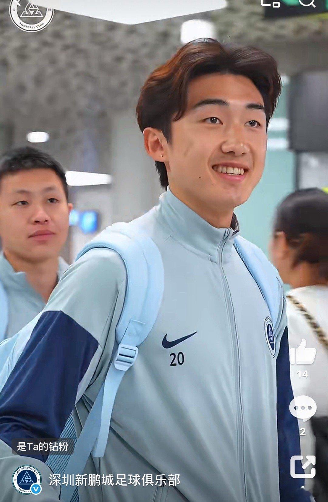 深圳新鹏城 从最新视频里截图，看得出大家心情不错啊1️⃣米米的新发型让他秒变精神