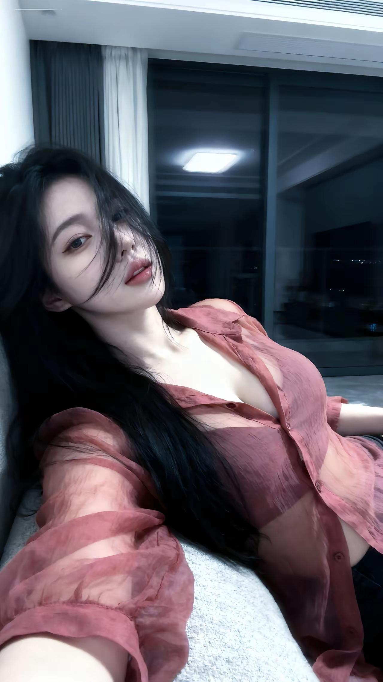 夜晚的慵懒时光，微醺的酒意，慵懒的姿态，尽显迷人风情。当心累的时候你喜欢怎样度过