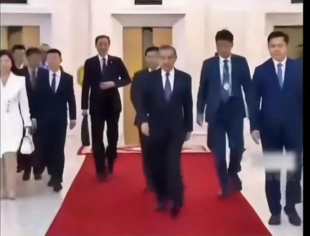 这才是真正意义上的霸总，甩偶像剧十万八千里，一身正气，英气十足。