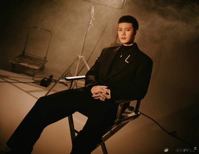 任嘉伦眼神戏任嘉伦在剧中展现的眼神戏，让我们看到角色面对困境时的无奈与坚持。他的