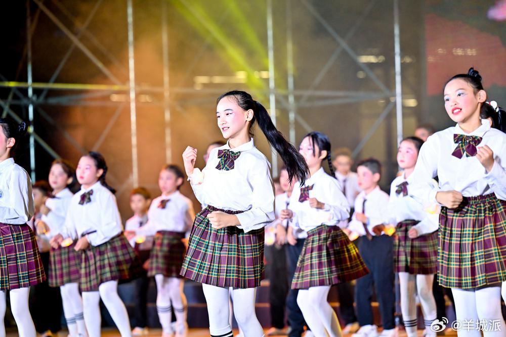【2000多名师生参演，精彩纷呈！佛山市协同学校举办“超燃”新年汇演】激情澎湃的