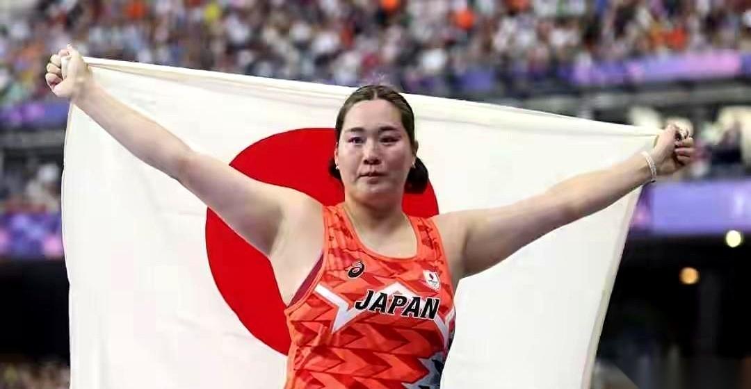 早上点开严子怡失利的报道，我的大拇指在屏幕上连滑了四五页。
意料之中的谩骂声，一