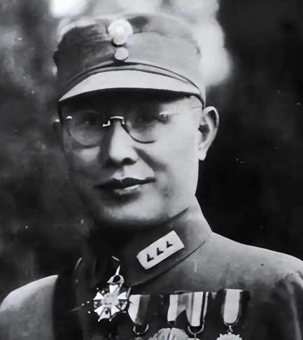 蒋介石西安被扣，何应钦密谋夺权，宋美龄痛骂：中山狼！
1936年12月12日清晨