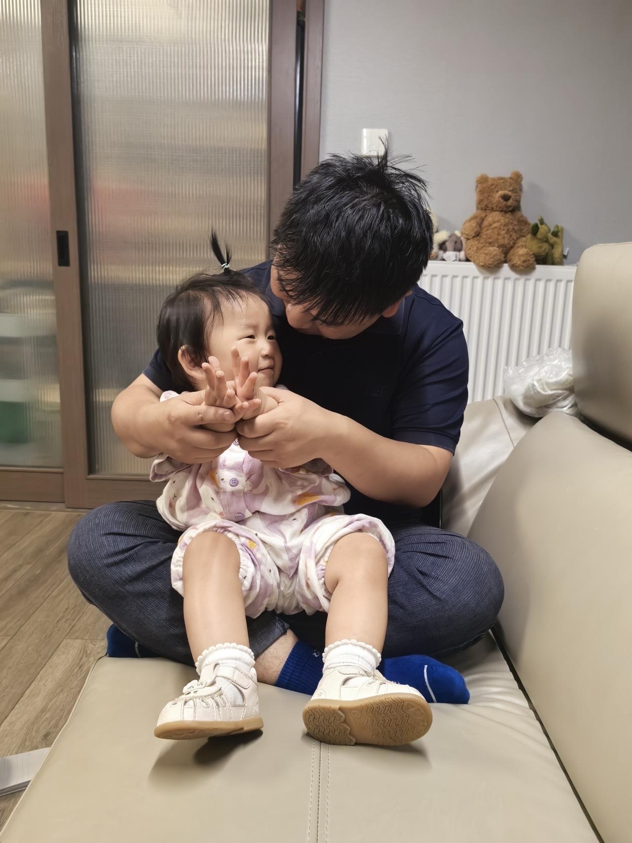 父母是孩子的港湾，孩子何尝不是父母的港湾呢？每天回家都会充当两个身份，既是爸爸，