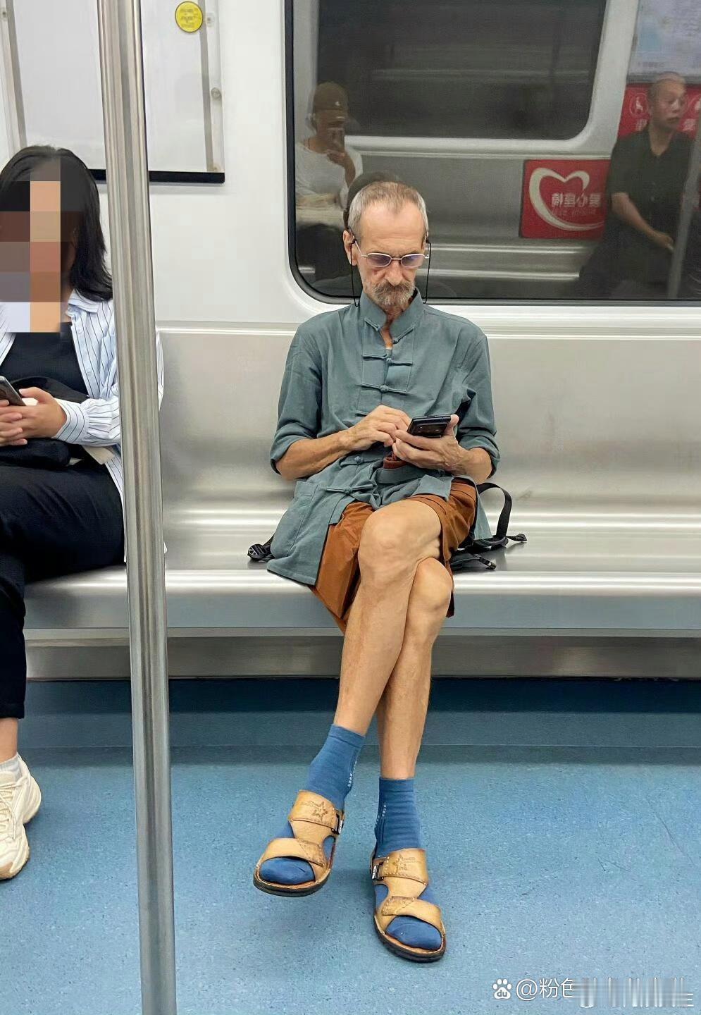地铁上穿中国风的外国爷爷！ ​​​