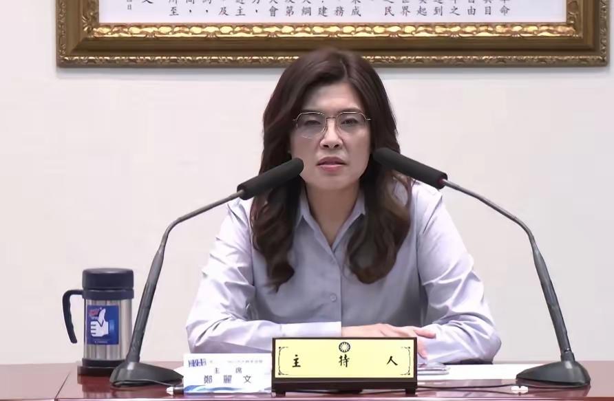 郑丽文对韩国瑜访美表态

17日下午，中国国民党主席郑丽文在记者会现场回应外界对