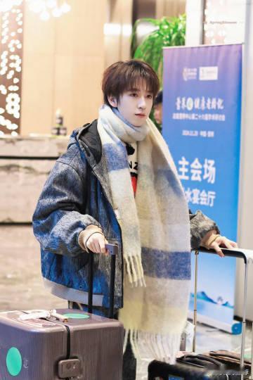 倪萍说贺峻霖搬箱子搬到两点  当倪萍说出贺峻霖搬箱到两点，能想象深夜忙碌身影，粉