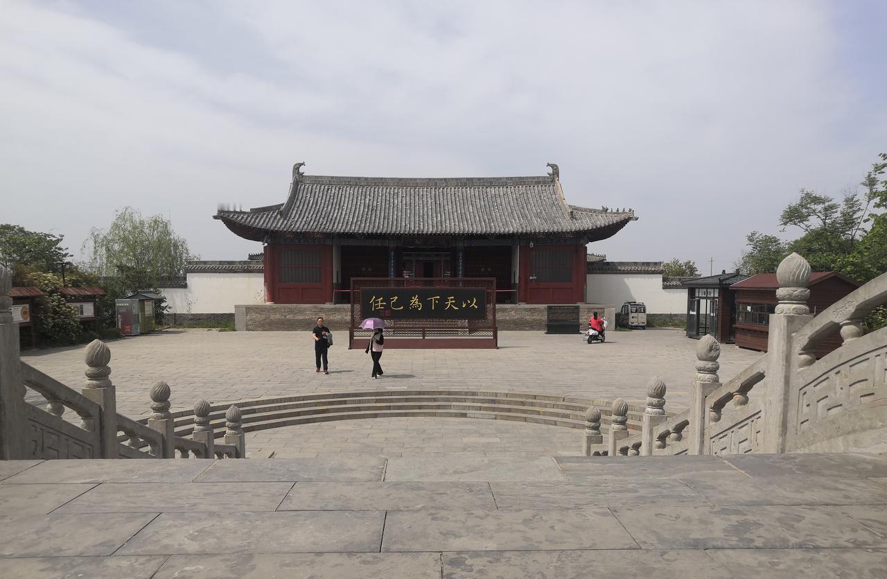 这古学府的“校训”让多少现在的大学汗颜！
       古代文人士大夫杰出代表范