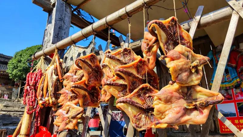 父母跨越500多公里给仨儿子送土特产，这事儿太暖了。在这个阳光明媚的周末，父母早