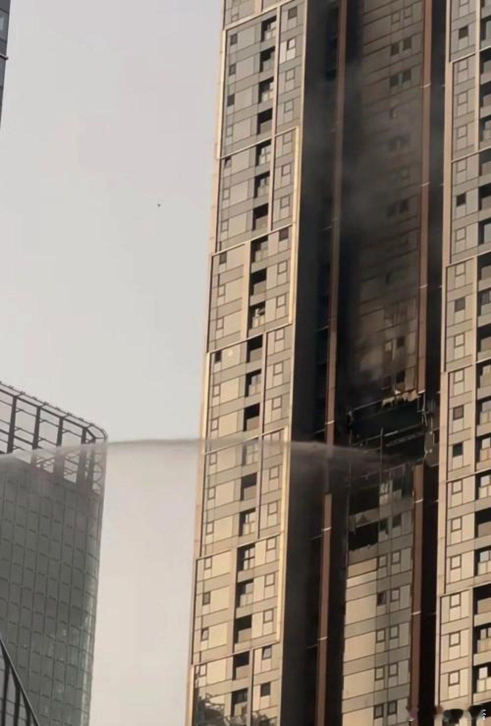 悦府爆炸这个事情，楼上的住户惨了。承重梁有裂痕，有可能变成危楼，关键是没有责任人
