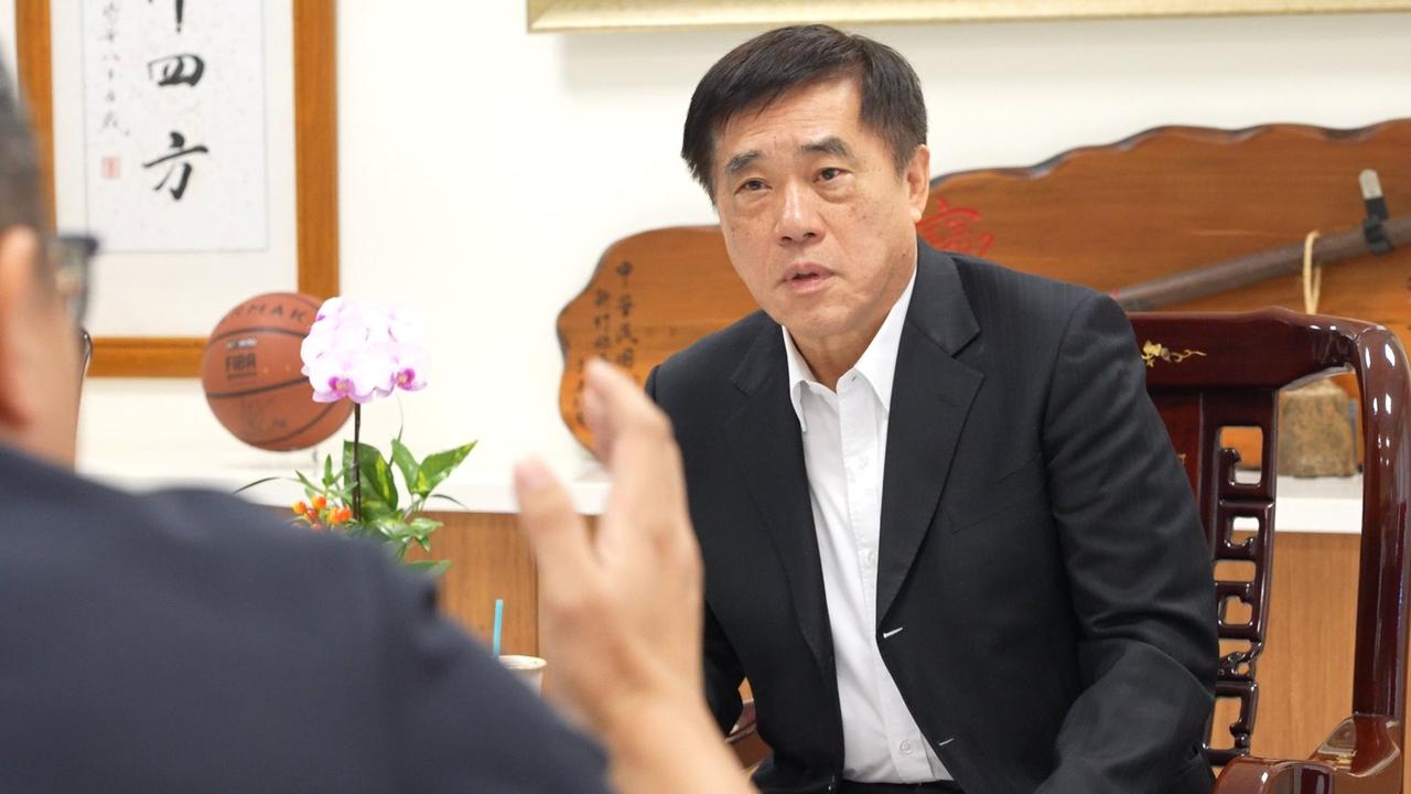 郝龙斌为了胜选，感觉像变了个人。
跟所有候选人一样，也都在蹭“中国情绪”。
他今