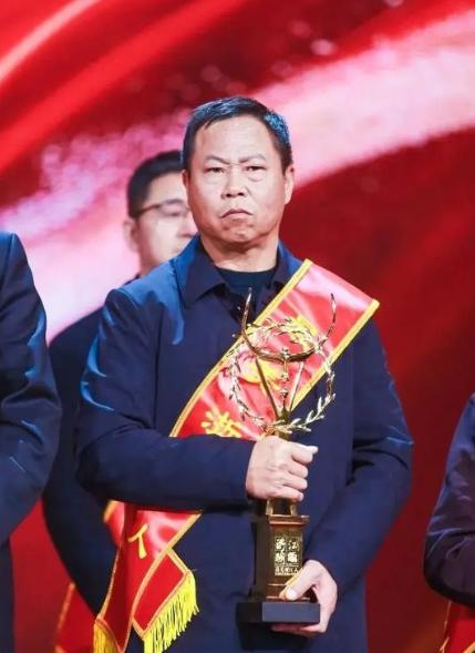 2024年，浙江船老大沈华忠出海时，突然接到求救信号，他当场砍断6300只蟹笼，