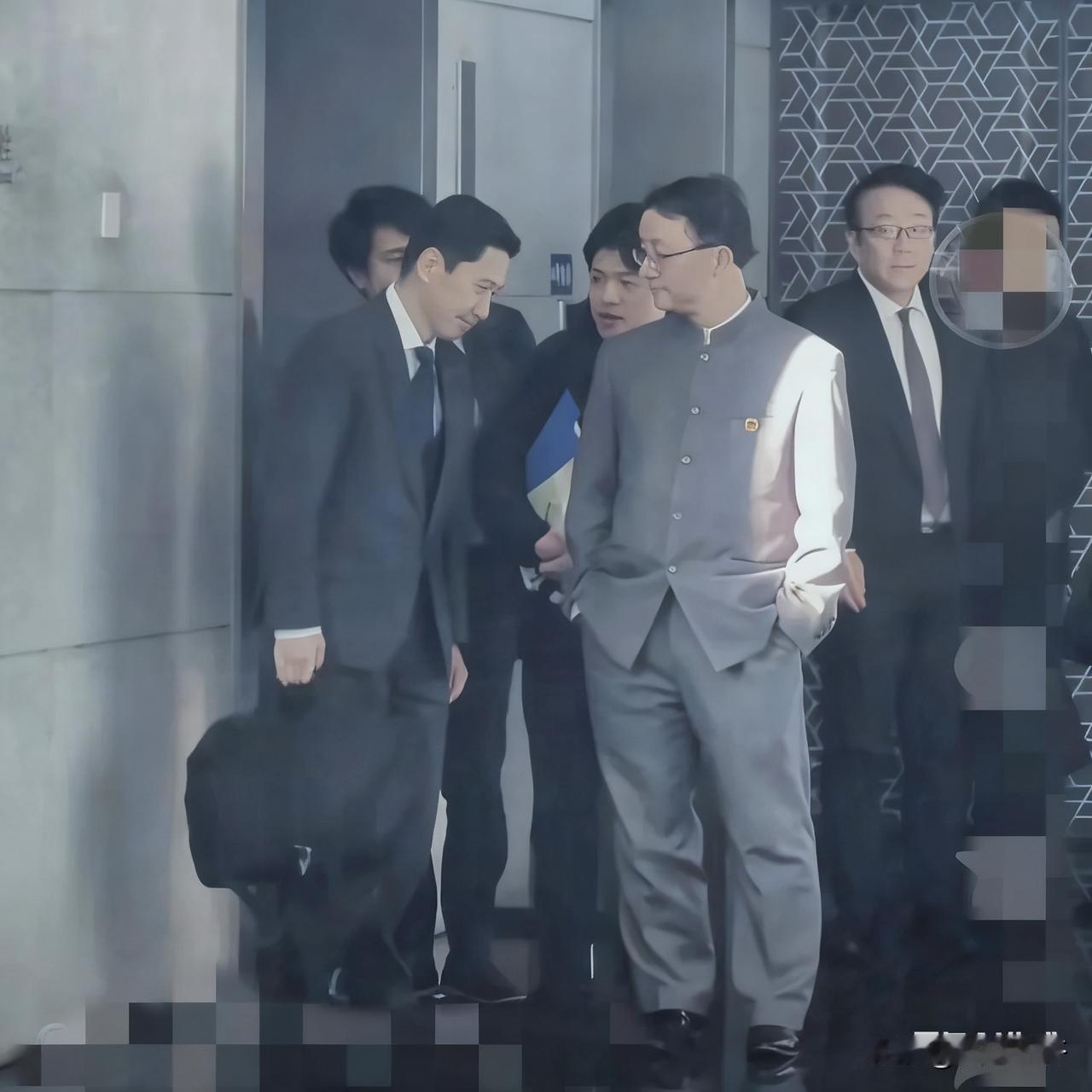 11月18日上午，
刘劲松会见日本官员史太霸气了，身穿中山服，佩戴着国徽，双手插