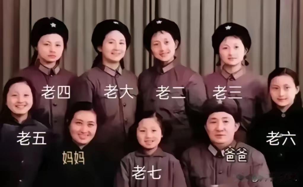 前阵子刷到这张1973年的老全家福，盯着看了好久，完全挪不开眼。
没有花里胡哨的