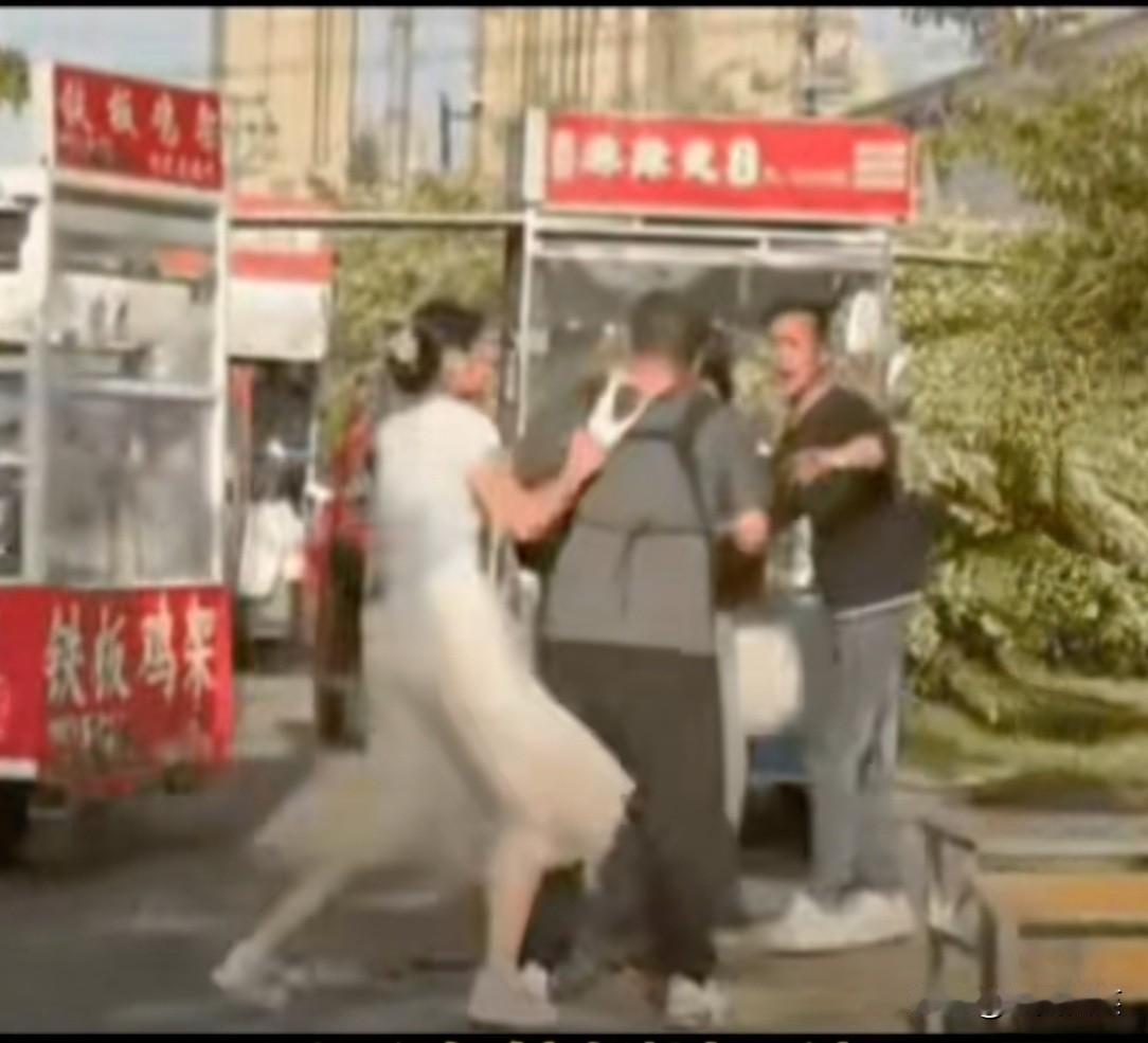 伤害性不大，侮辱性极强，安徽淮南的这位27岁女摊主确实是过分了。