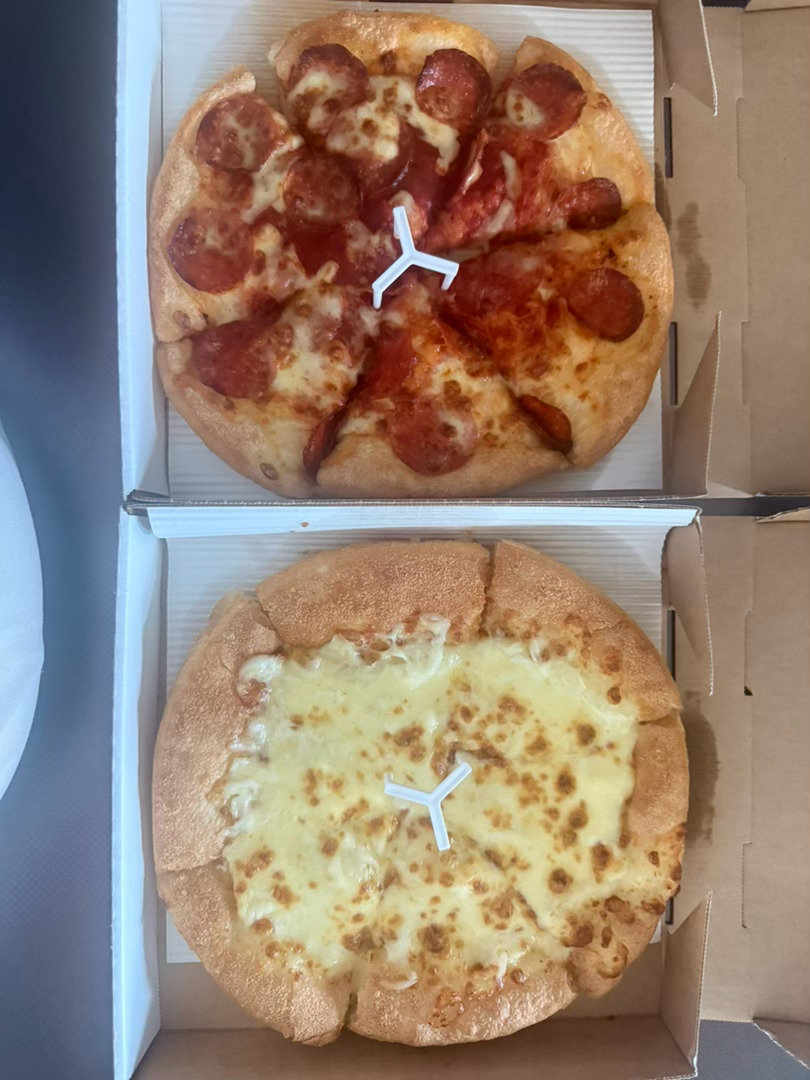 日常  我今日的午餐，两个大披萨🍕 