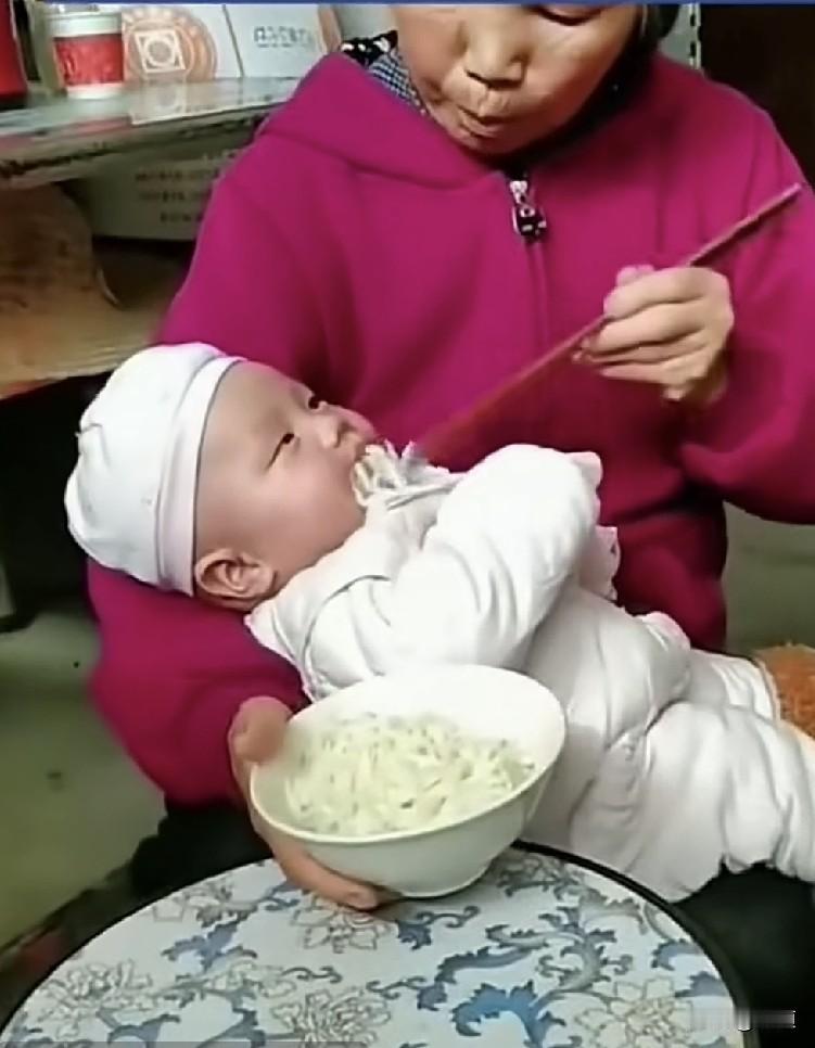 婆婆嫌奶粉贵，给几个月大的孩子喂面条。