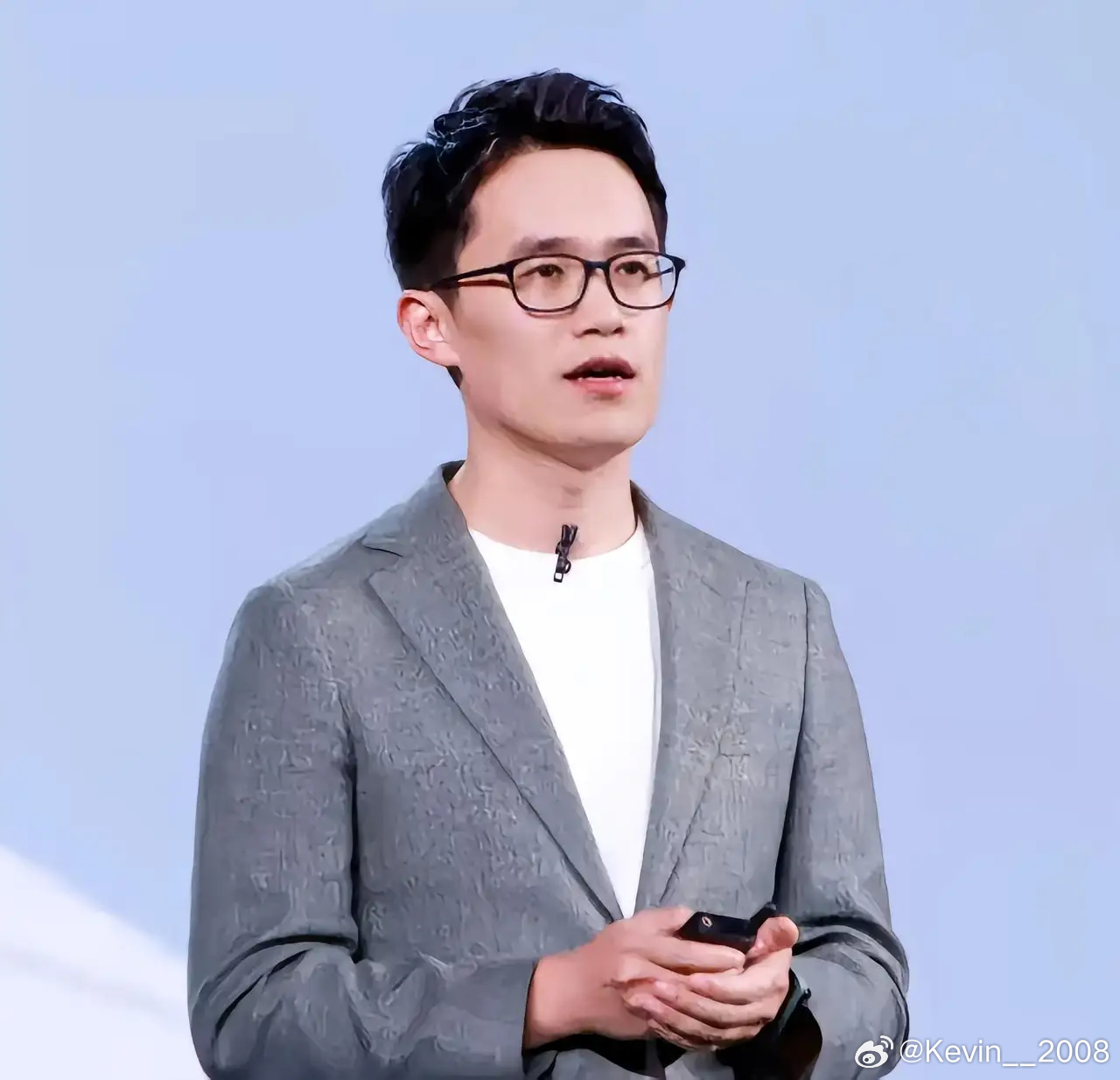 王腾怎么也算小米第三号人物了吧？不知道到底泄密了什么，身为小米核心人员却亲手触碰