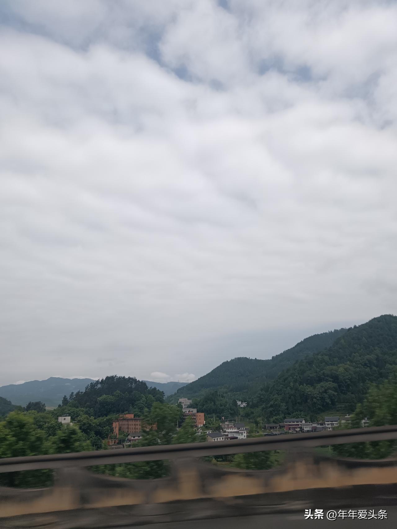 肩上扛起生活责任，心中盛满家人温情。日复一日默默付出，用心经营温馨小家。
 
奔