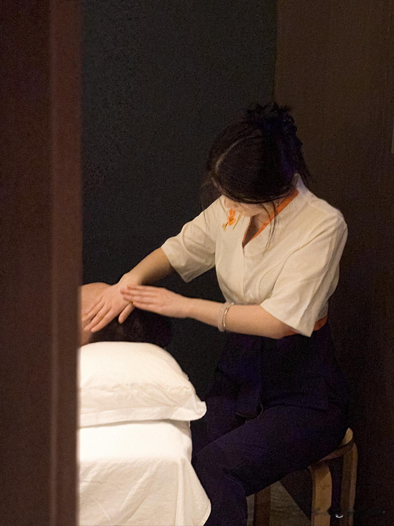 北京，一男子路过一无名足疗店，见老板娘有几分姿色，便跟老板娘进入足疗店内，结果恰