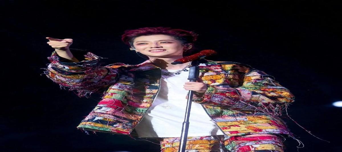 34岁的鹿晗在佛山音乐节上一亮相，简直帅到不行！小脸精致，五官立体，就像天神下凡