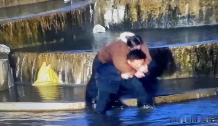 看看，青海牧区这位藏族公安干的这事，全省人民都知道了！

零下20℃的冰河里，辅