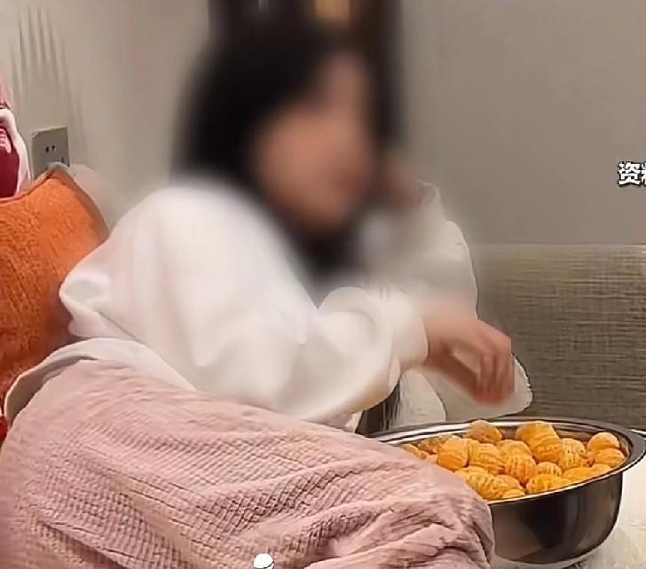 一女子不小心吃了一盆的沙糖桔，第二天却变成了小黄人儿
女子非常害怕在线寻求帮助。