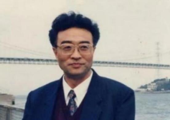 他名叫刘铁骑，是大贪官刘青山的儿子，父亲在1952年被枪毙的时候，刘铁骑才6岁，