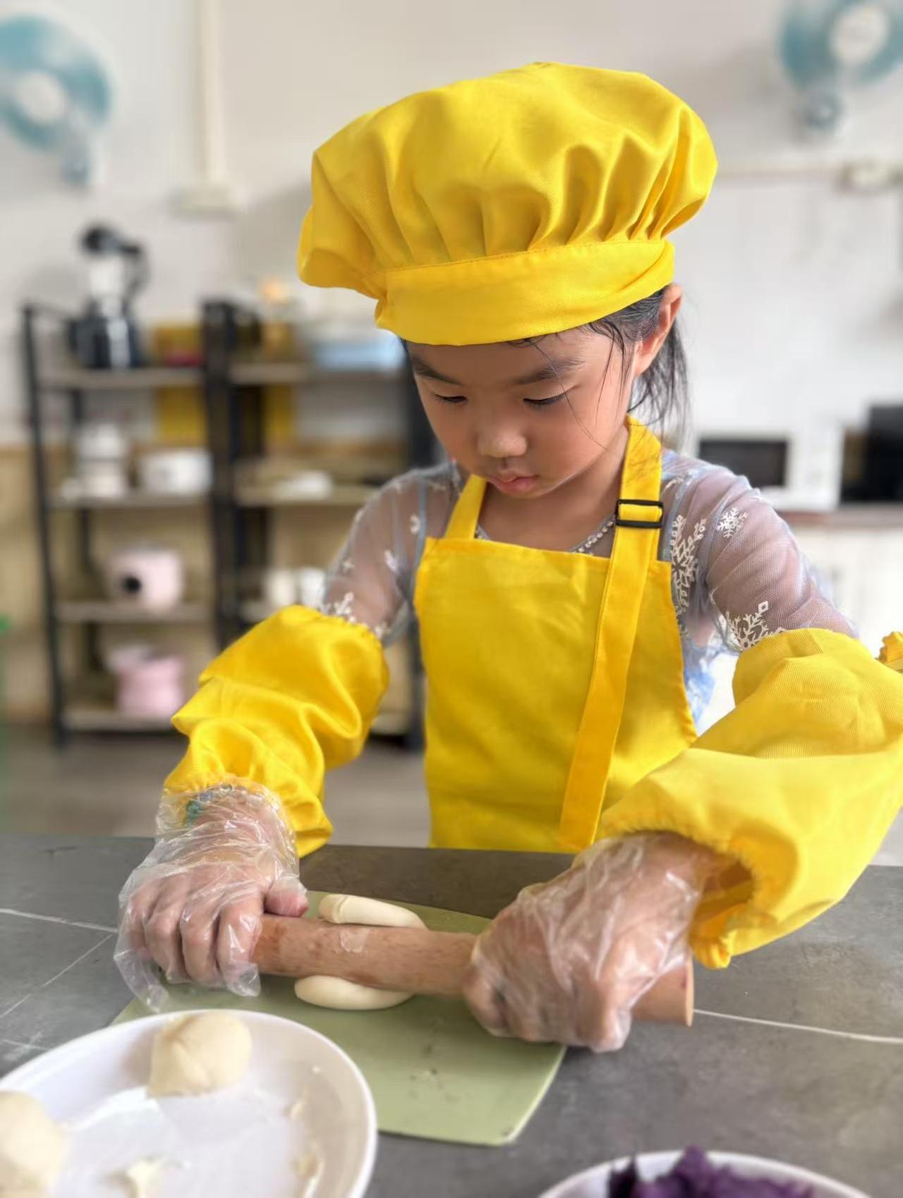 六岁的孙女自己动手做饼来过生日，这画面实在是太温馨啦！就如同下厨房中“生日快乐蛋